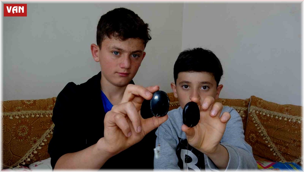 İşitme cihazları bozulan kardeşler yeniden duymak istiyor