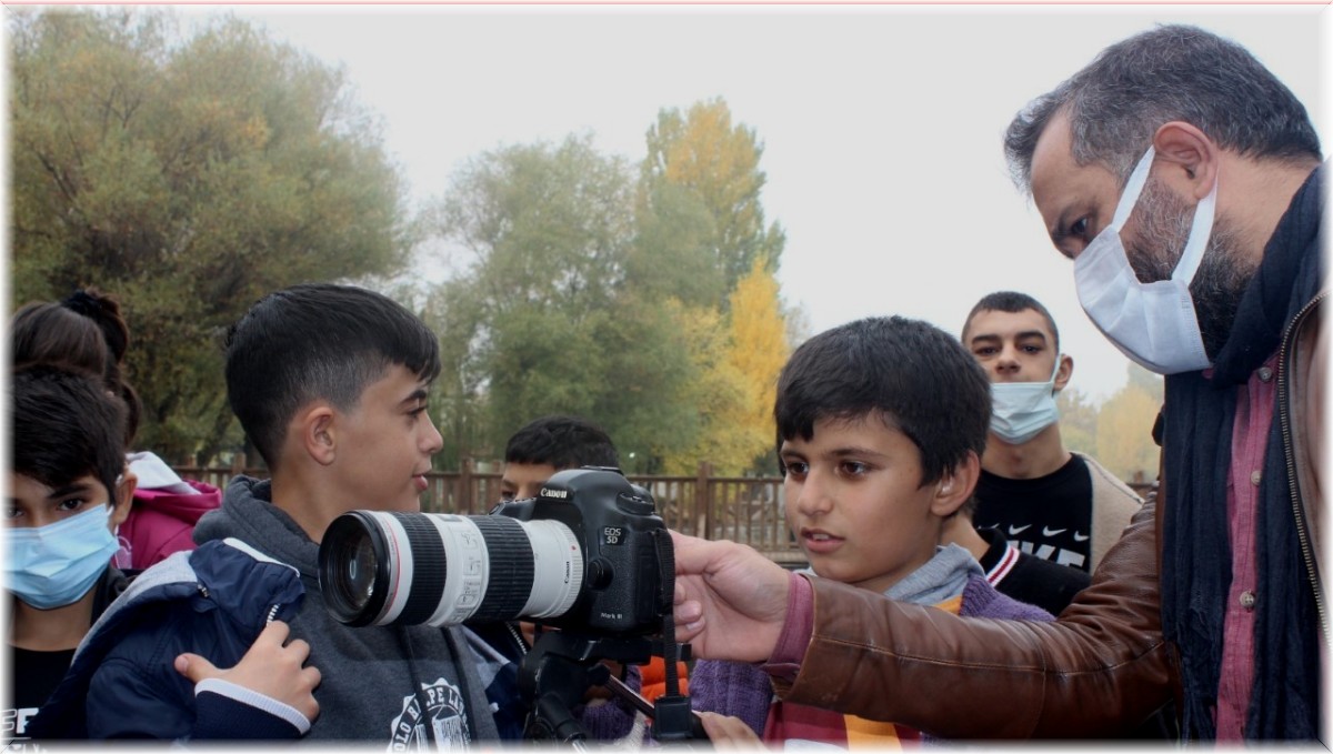 İşitme engelli öğrencilere fotoğraf eğitimi