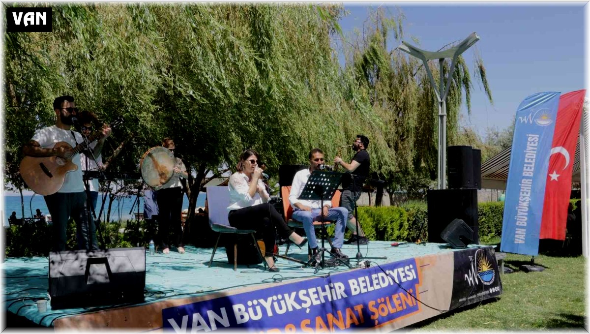 İşitme engellilerin sessiz dünyası müzik şöleniyle şenlendirildi