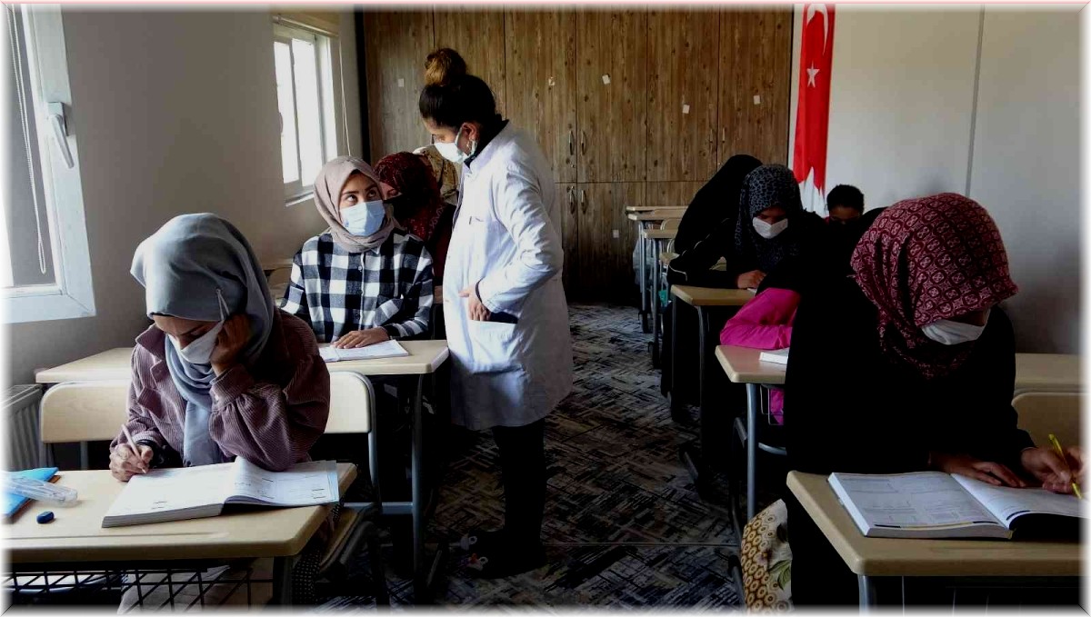 İskele ADEM'de üniversiteye hazırlanıyorlar