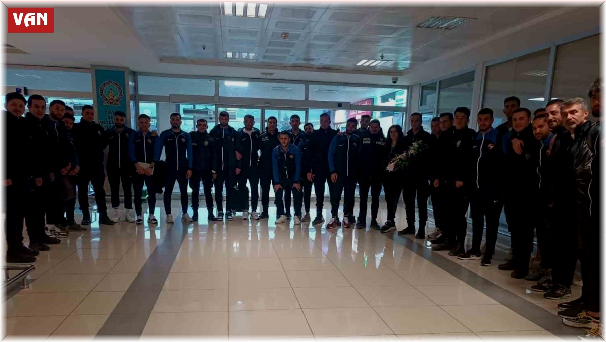 İskenderun kafilesi Van'da çiçeklerle karşılandı