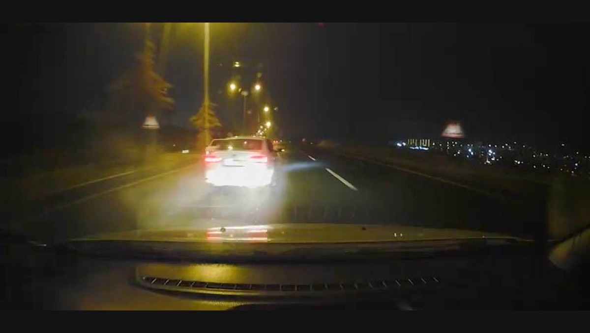 Islak yolda makas atan sürücü, kameraya yansıdı