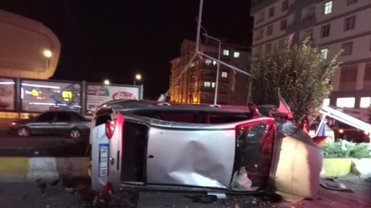 İşlek caddede kontrolden çıkan araç takla attı