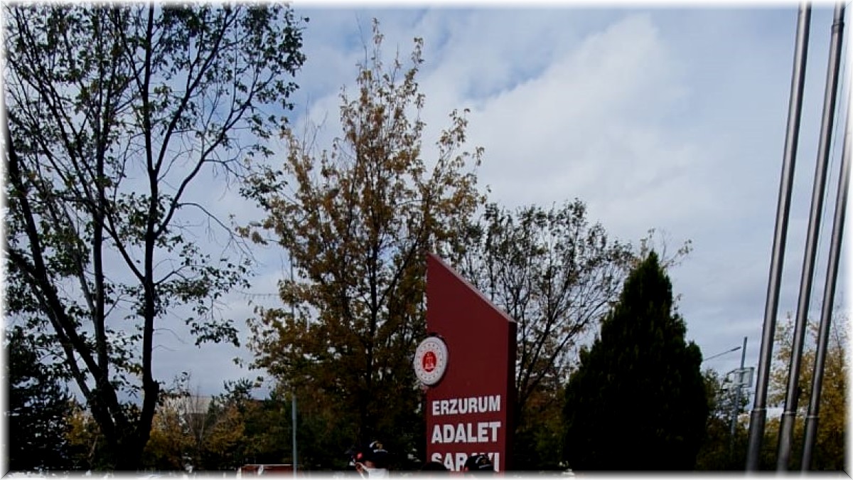 Isparta'dan Erzurum'a geldi, maske takıp genç kadının çantasını gasp etti