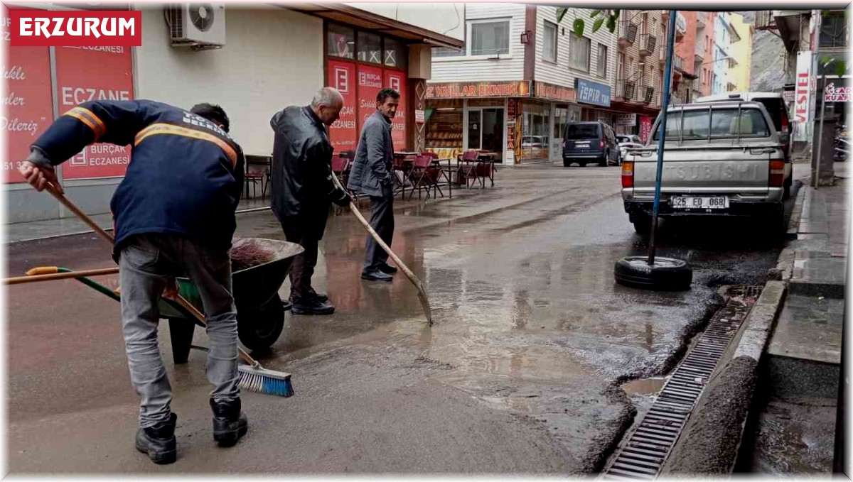 İspir'de altyapı çöktü, iş yerlerini su bastı