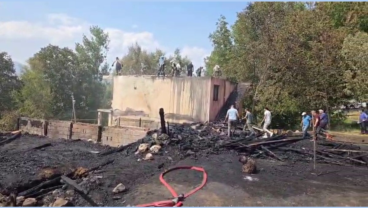 İspir'de çıkan yangında 3 ev ve 2 ahır kül oldu