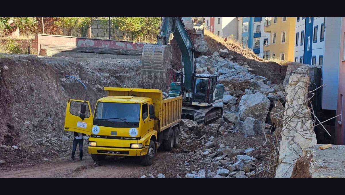 İspir'de heyelan krizi