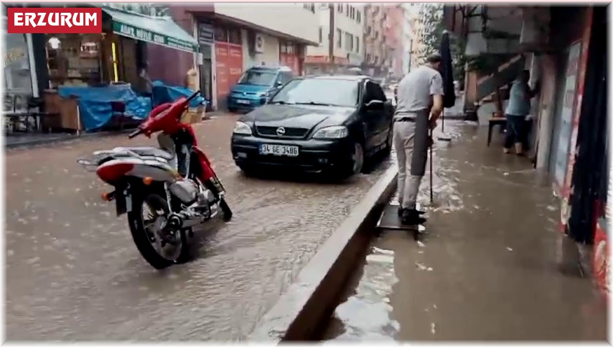 İspir'de iş yerlerini su bastı, esnaf temizlemek için seferber oldu