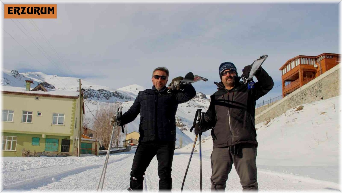 İspir Doğa Sporları Derneği üyeleri Ovit Dağı'nda kayak yaptı