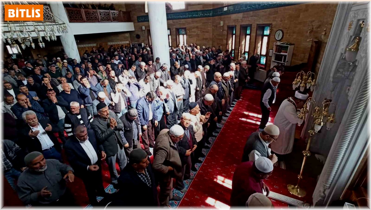 İsrail'in saldırılarında hayatını kaybeden Filistinliler için gıyabi cenaze namazı kılındı