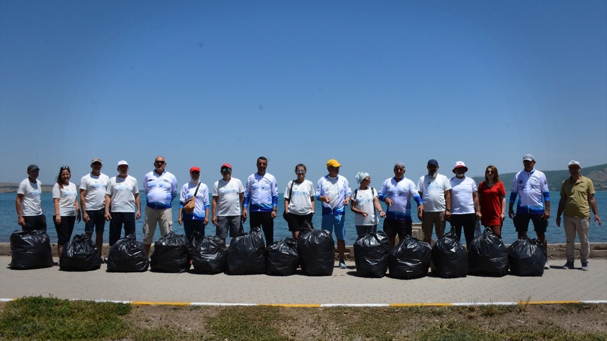 İstanbul'dan gelen doğaseverler Van Gölü sahilinde çöp topladı