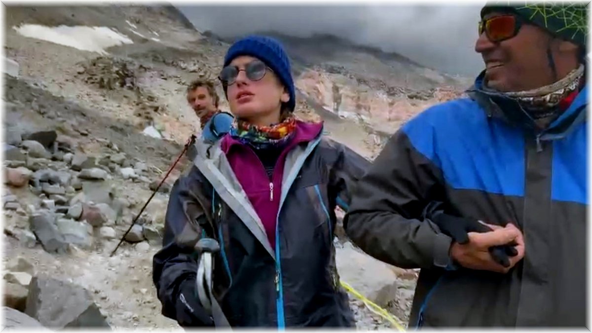 İstanbul’dan Ağrı’ya geldi, tarihe geçti: Melisa Yılmaz Ağrı Dağı’na tırmanan ilk görme engelli kadın oldu