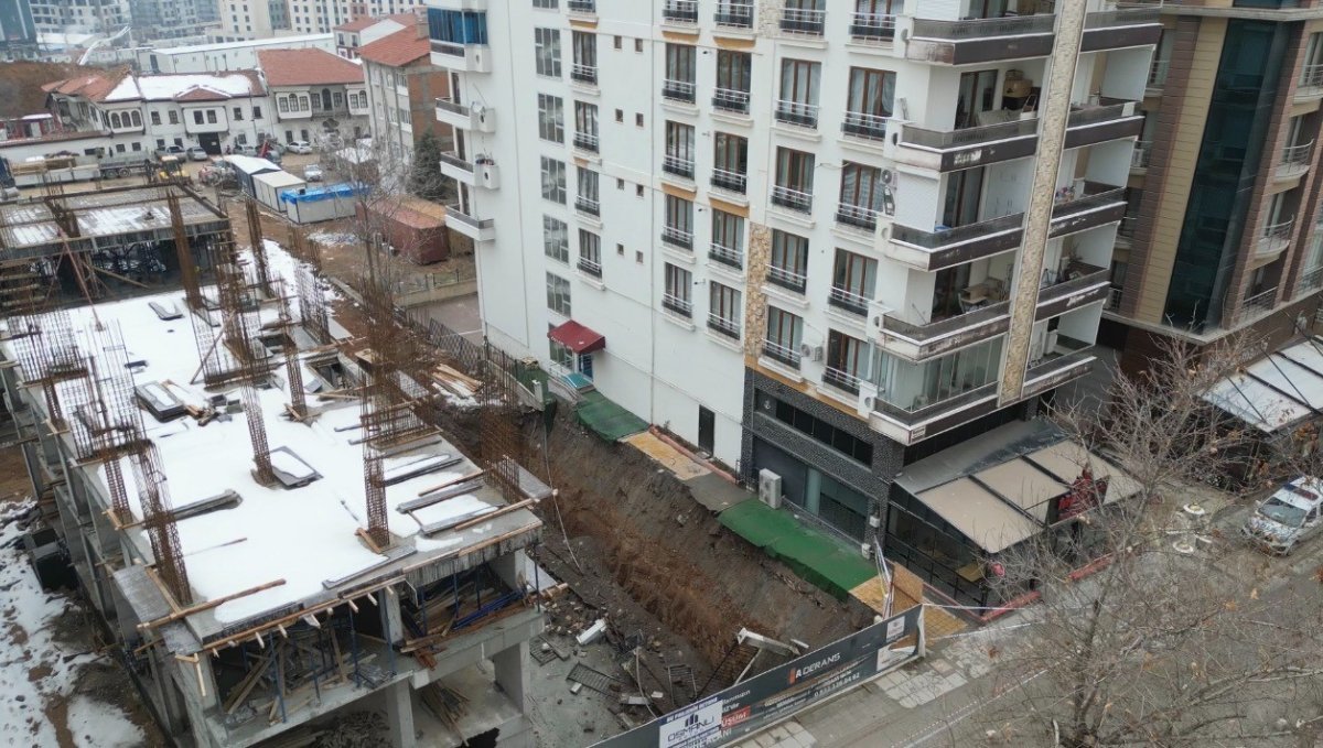 İstinat duvarı çöken bina havadan görüntülendi