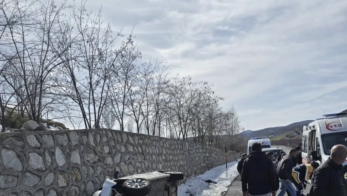 İstinat duvarına çarpan otomobil devrildi: 5 yaralı