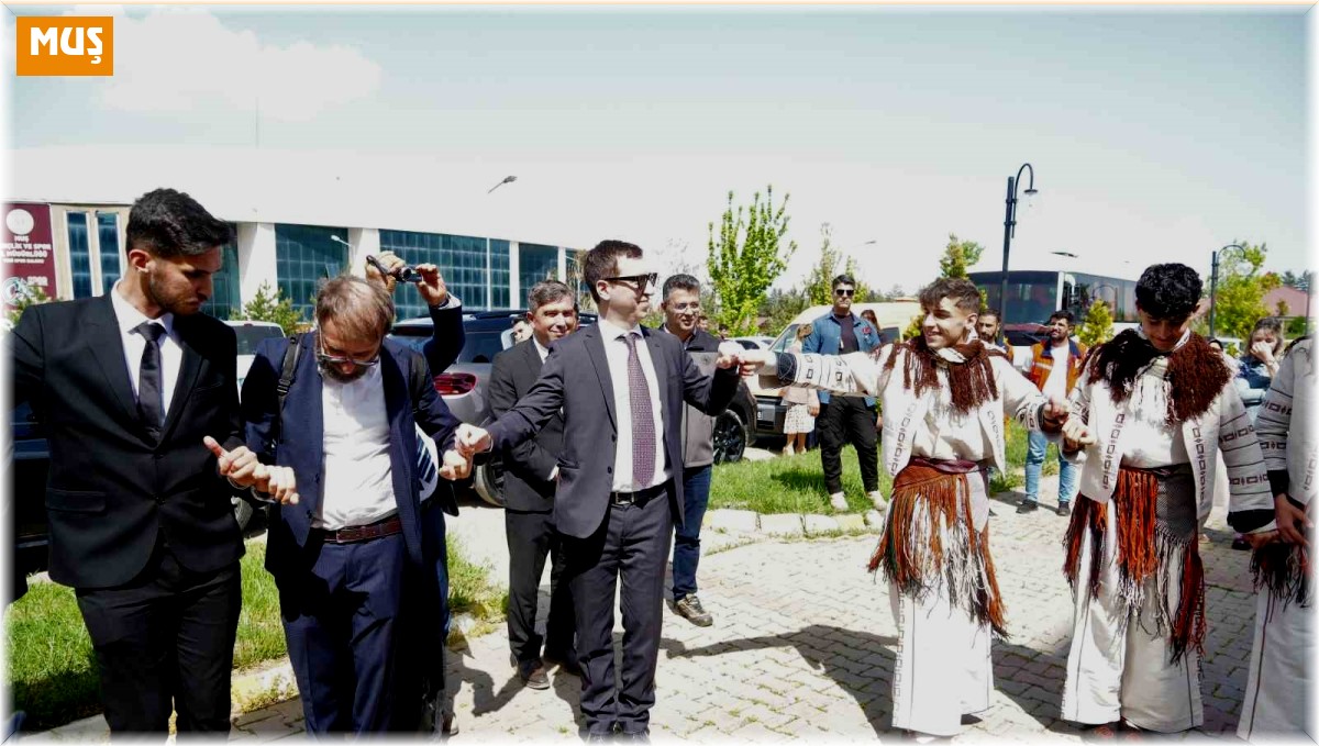 İtalya heyeti Muş'ta halay çekip ağaç dikti