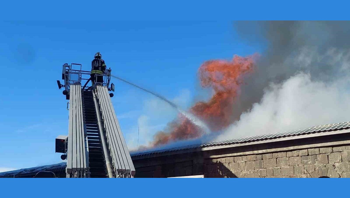 İtfaiye ekipleri tarihi binadaki yangını söndürmek için seferber oldu