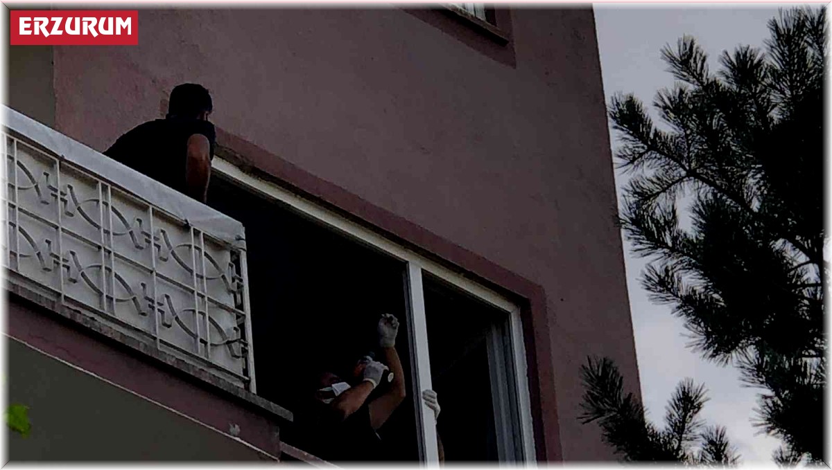 İtfaiye ve AFAD ekipleri cenazeyi evden çıkarabilmek için seferber oldu