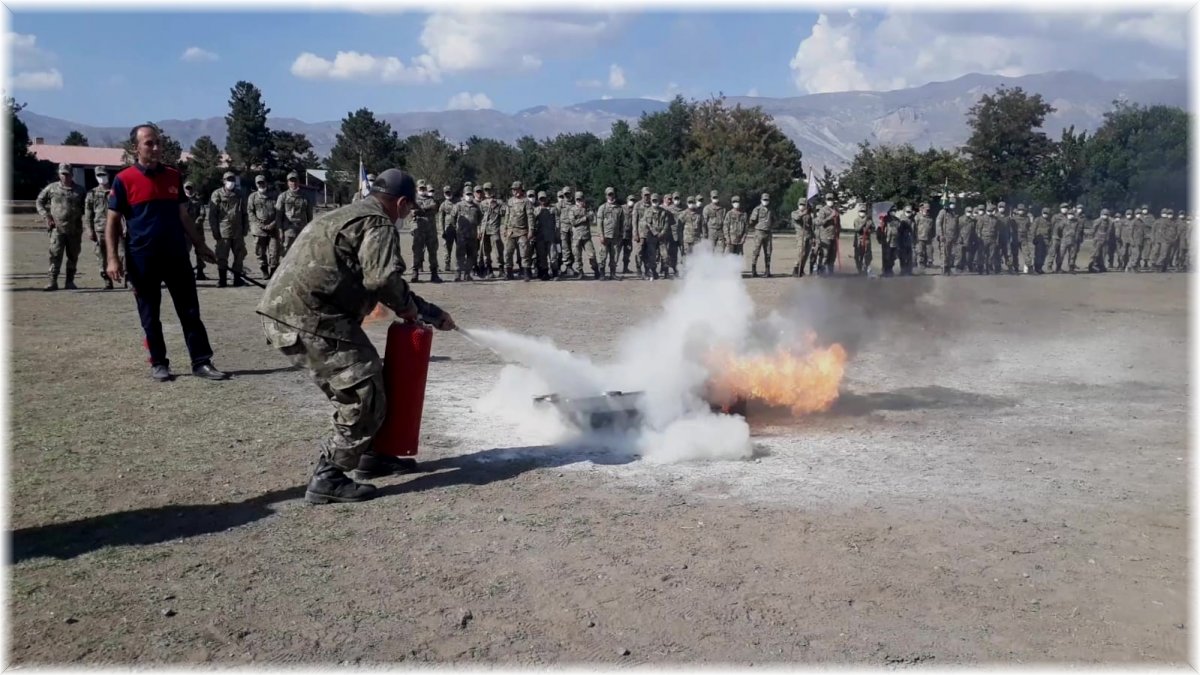 İtfaiyeden kışladaki askerlere yangın eğitimi