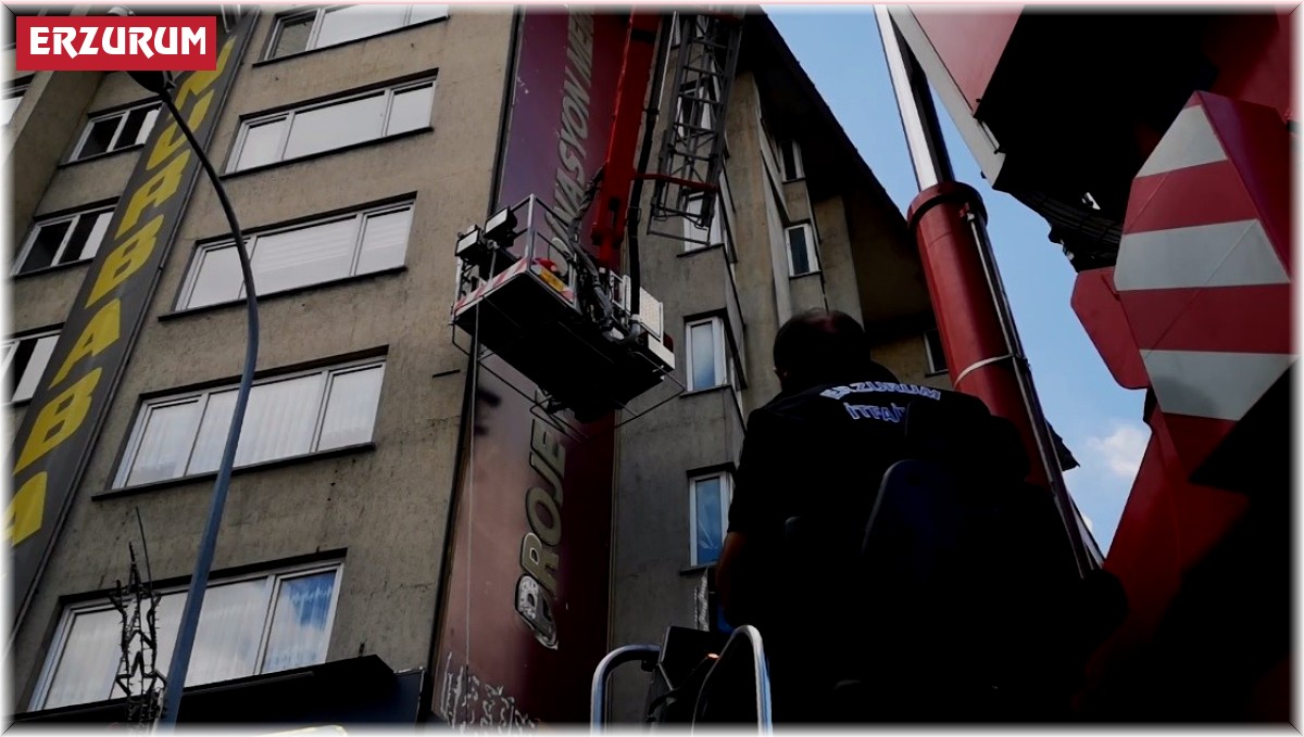 İtfaiyeden tabela operasyonu, faciadan dönüldü