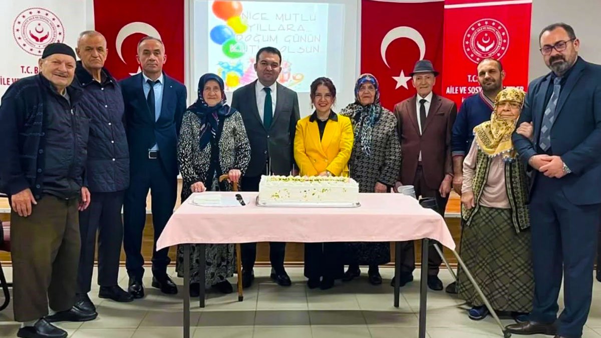 “İyi ki Doğdunuz”: Bilecik’te Huzurevinde Ocak Ayı Doğumlulara Sıcacık Doğum Günü Kutlaması