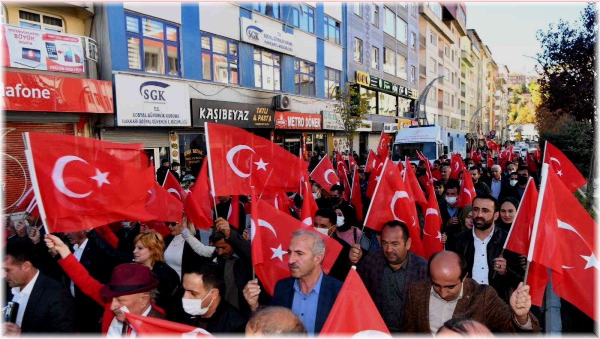 İYİ Partili Türkkan Hakkari'de protesto edildi