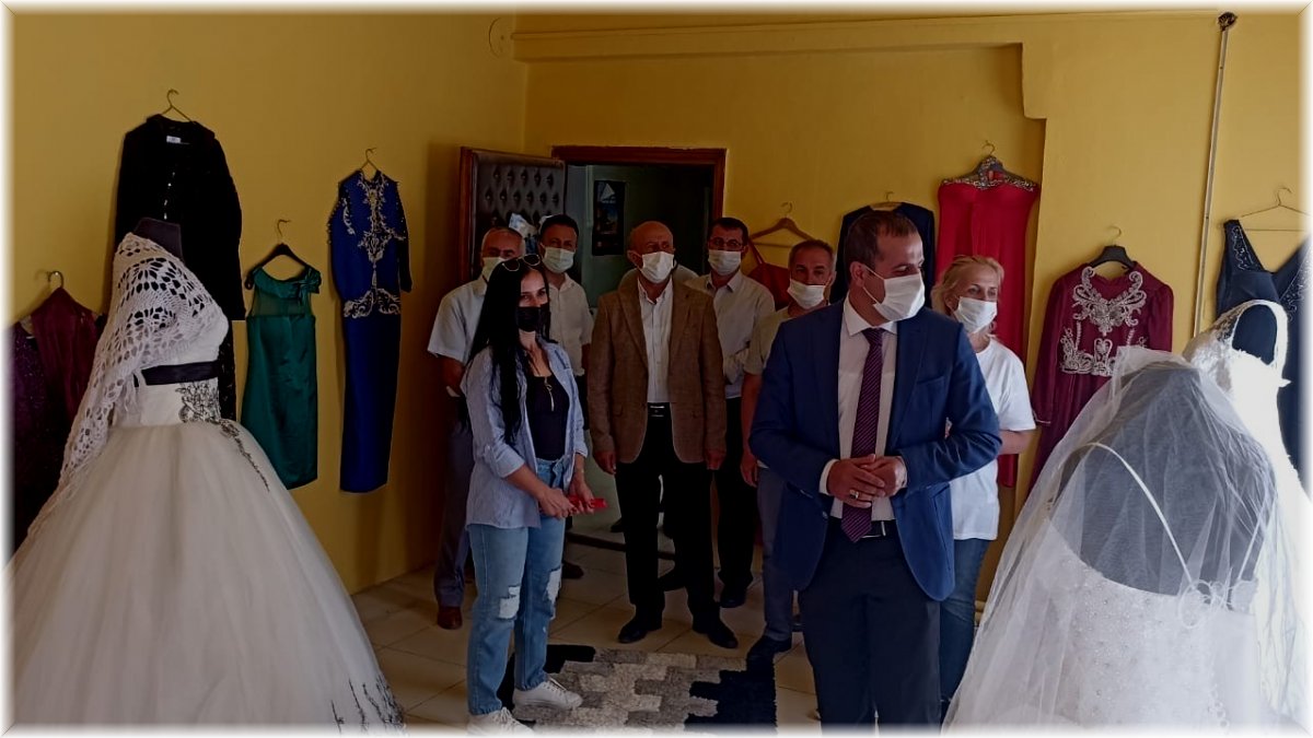 İzmirli hayırsever kadınlar maddi durumu zayıf çiftler için gelinlik ve damatlık mağazası açtı