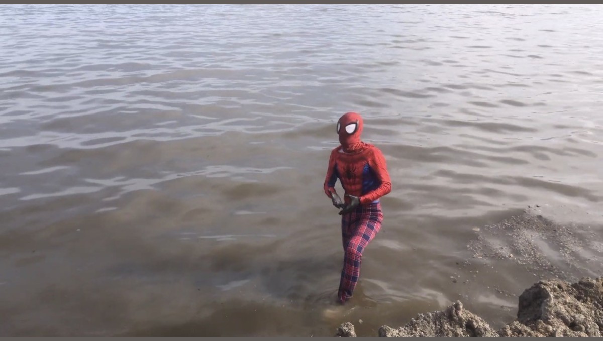 İzmirli Spiderman'den Van Gölü'ne dikkat çeken dalış