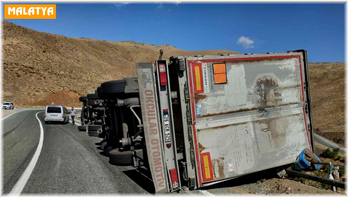 İzolasyon malzemesi yüklü tır devrildi