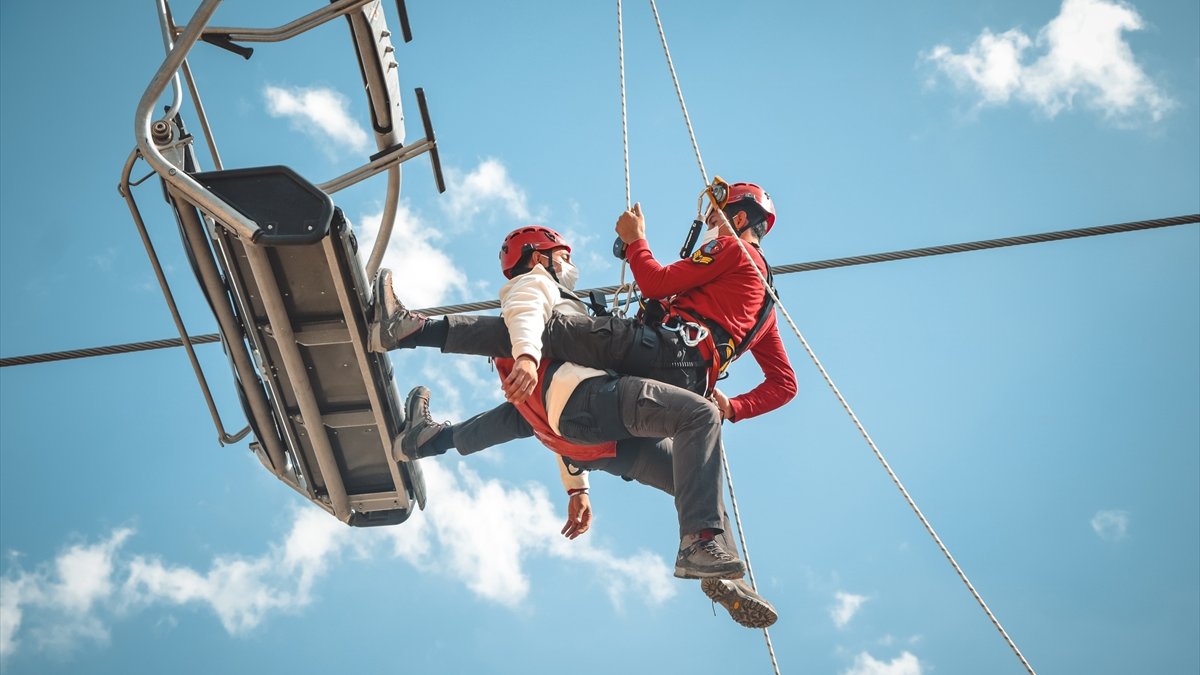 JAK timi Ergan Dağı'nda kurtarma tatbikatı yaptı
