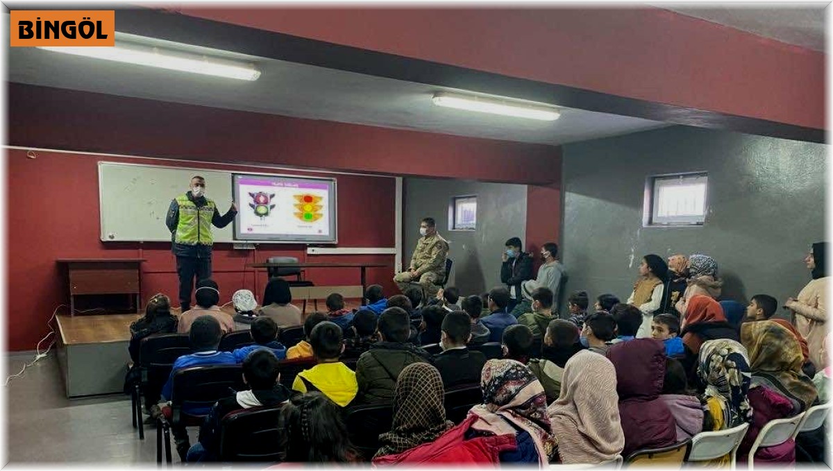 Jandarma 130 öğrenciye trafik eğitimi verdi