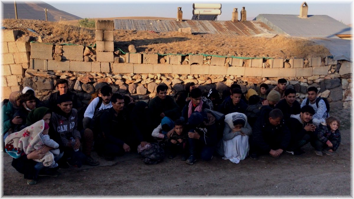 Jandarma 5 yaşındaki kayıp çocuğu ailesi ile buluşturdu