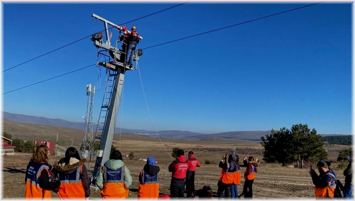 Jandarma, AFAD gönüllülerine eğitim veriyor