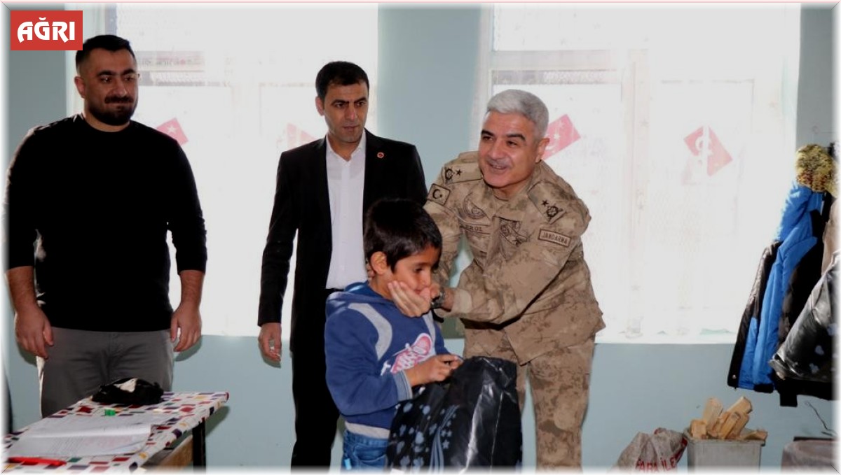 Jandarma Ağrı'da çocukların yüzünü güldürdü