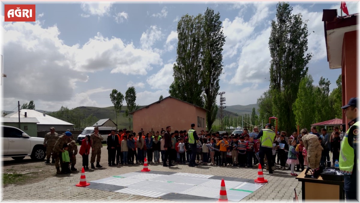 Jandarma Ağrı'da minik öğrencilere trafik eğitimi veriyor