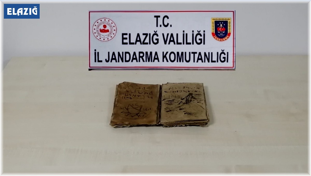 Jandarma alıcı kılığına girdi, Elazığ'da Roma döneminden kalma kitap ele geçirildi