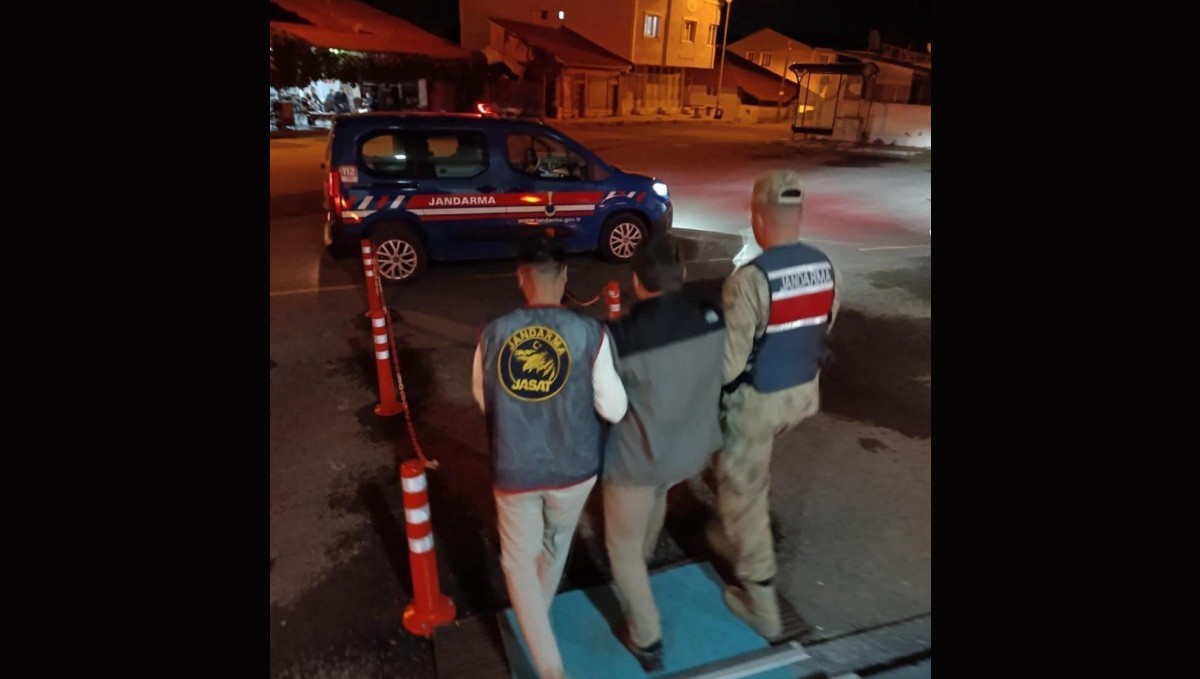 Jandarma araması olan şahsı yakaladı