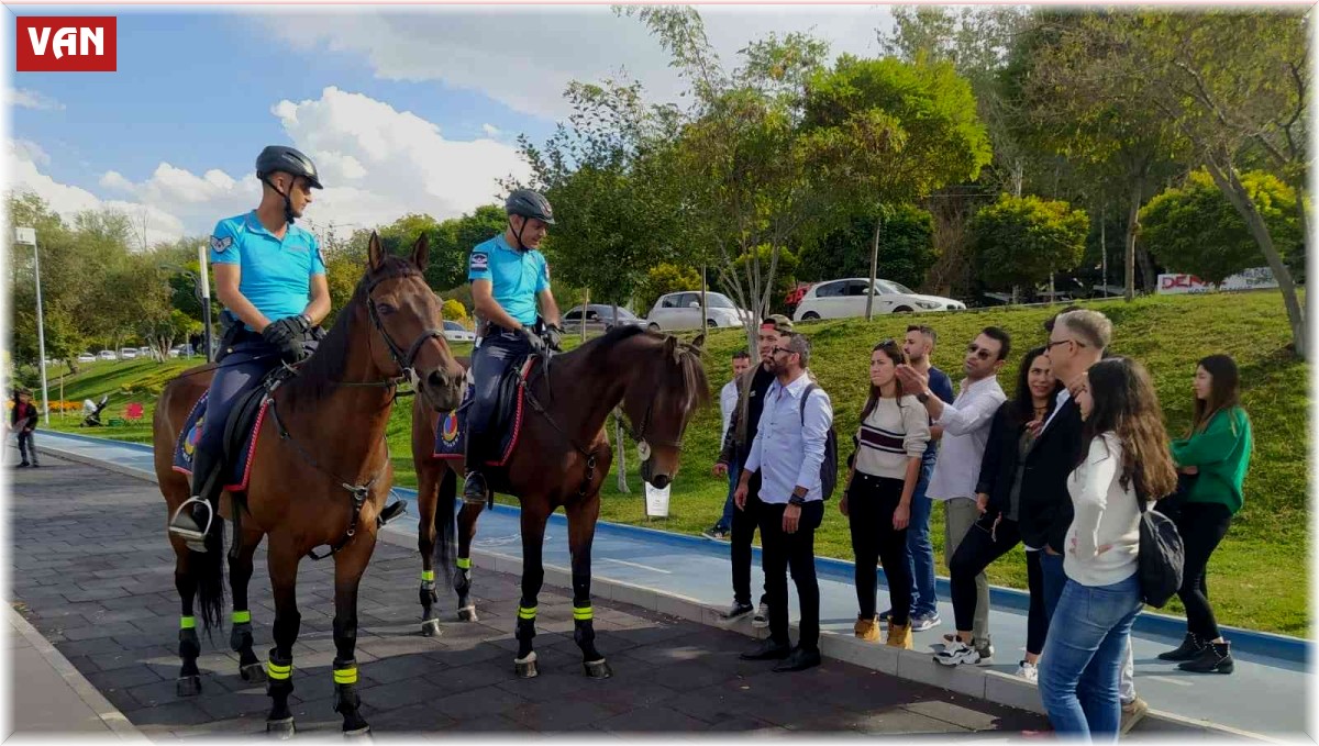 Jandarma atlı birlikler Van Gölü sahilinde
