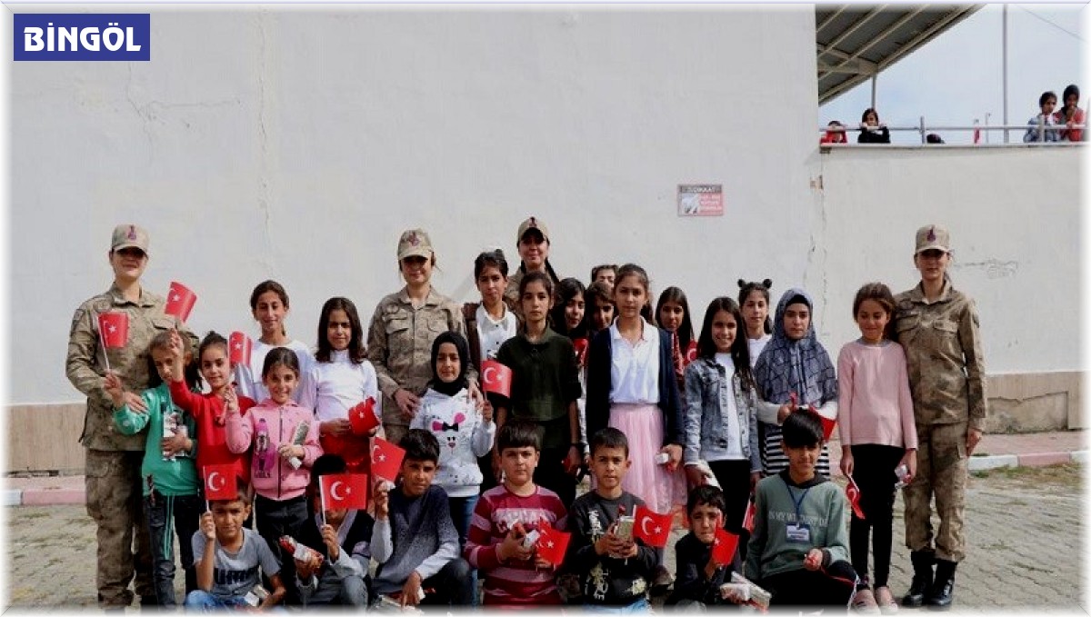 Jandarma, çocuklarla birlikte Cumhuriyet Bayramını kutladı