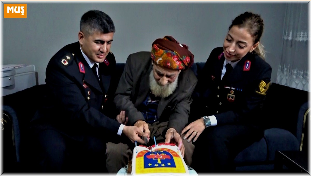 Jandarma, Cumhuriyet ile yaşıt olan dedeyi evinde ziyaret ederek doğum gününü kutladı