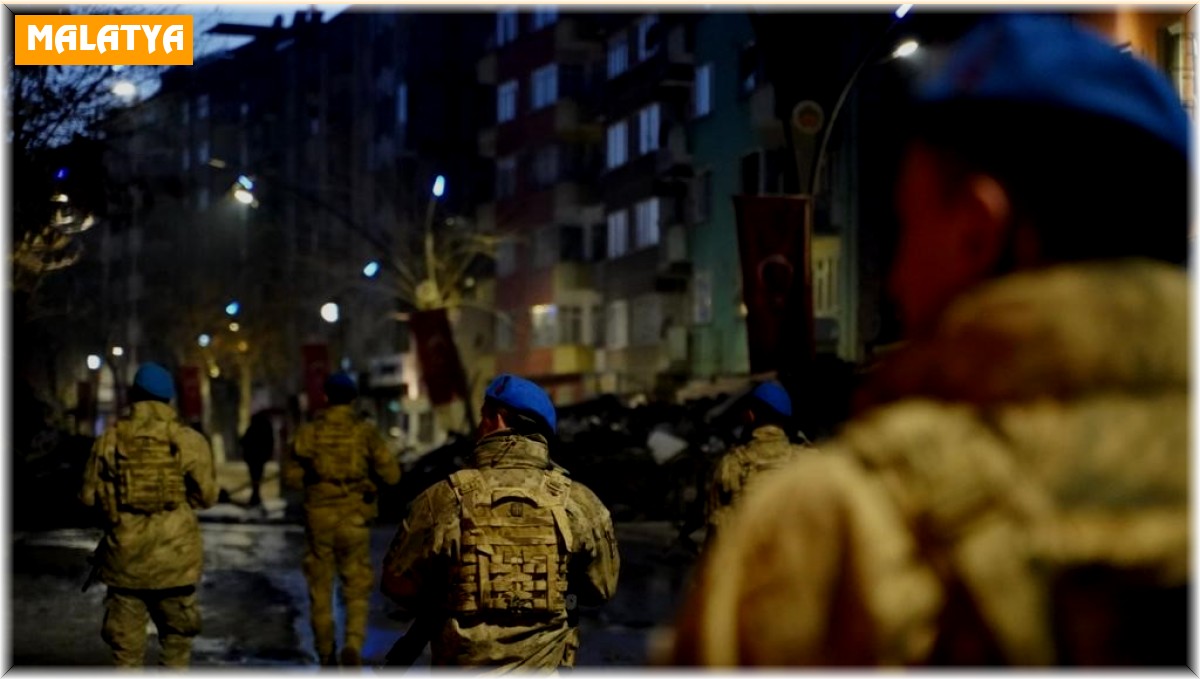 Jandarma deprem bölgesinde yaraları sarmaya devam ediyor