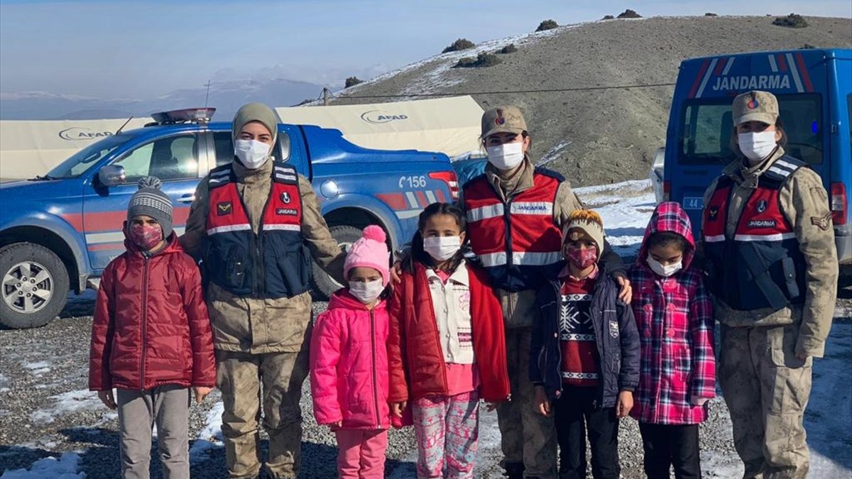 Jandarma depremin yıl dönümünde Malatya'daki depremzedeleri ziyaret etti