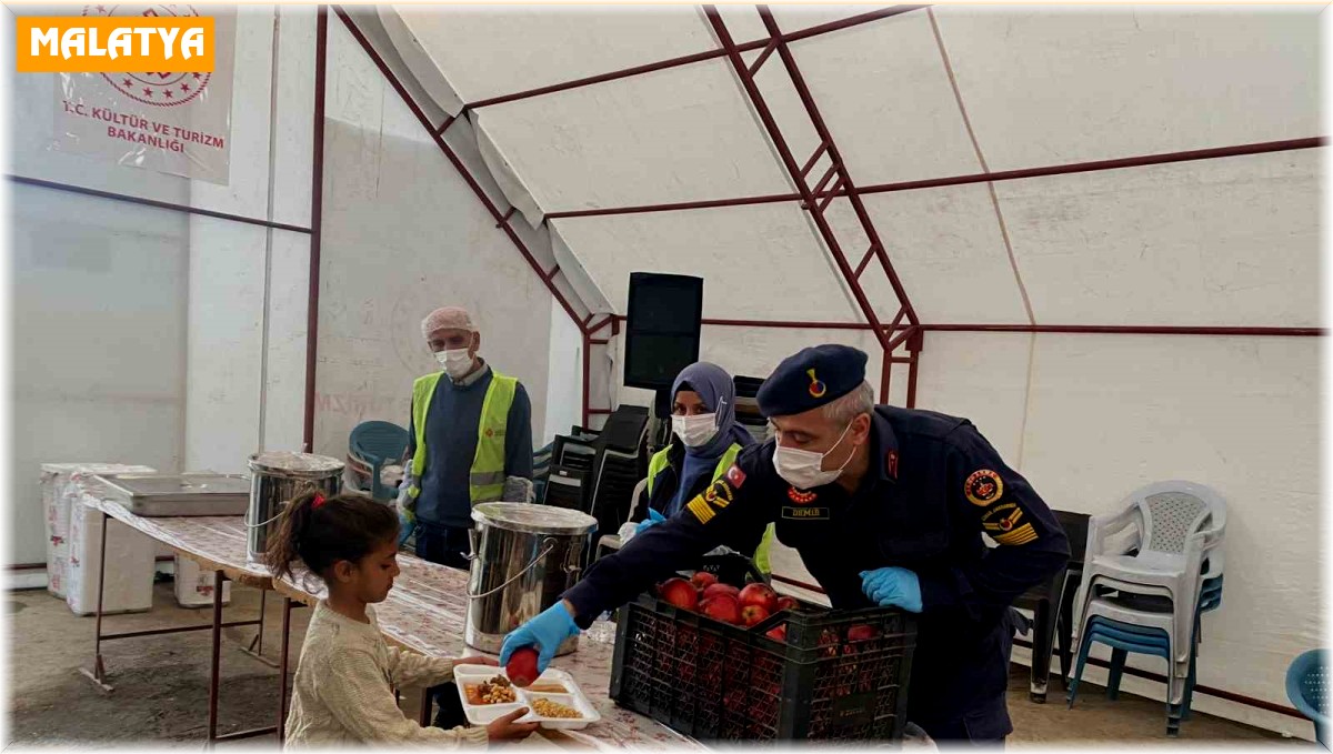 Jandarma depremzede vatandaşlarla iftar yaptı