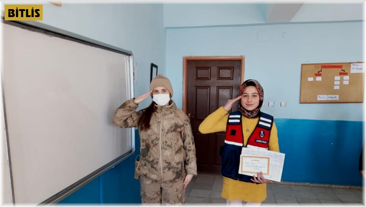 Jandarma ekibi öğrencilerin karne heyecanına ortak oldu