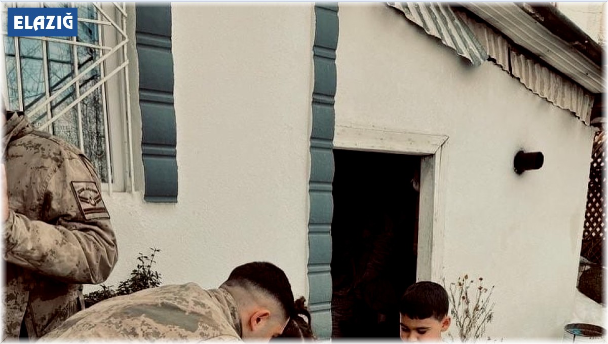 Jandarma ekipleri depremden etkilenen çocukları unutmadı