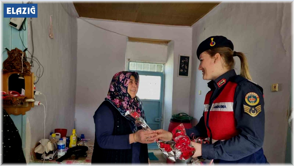 Jandarma ekipleri depremzede kadınları unutmadı