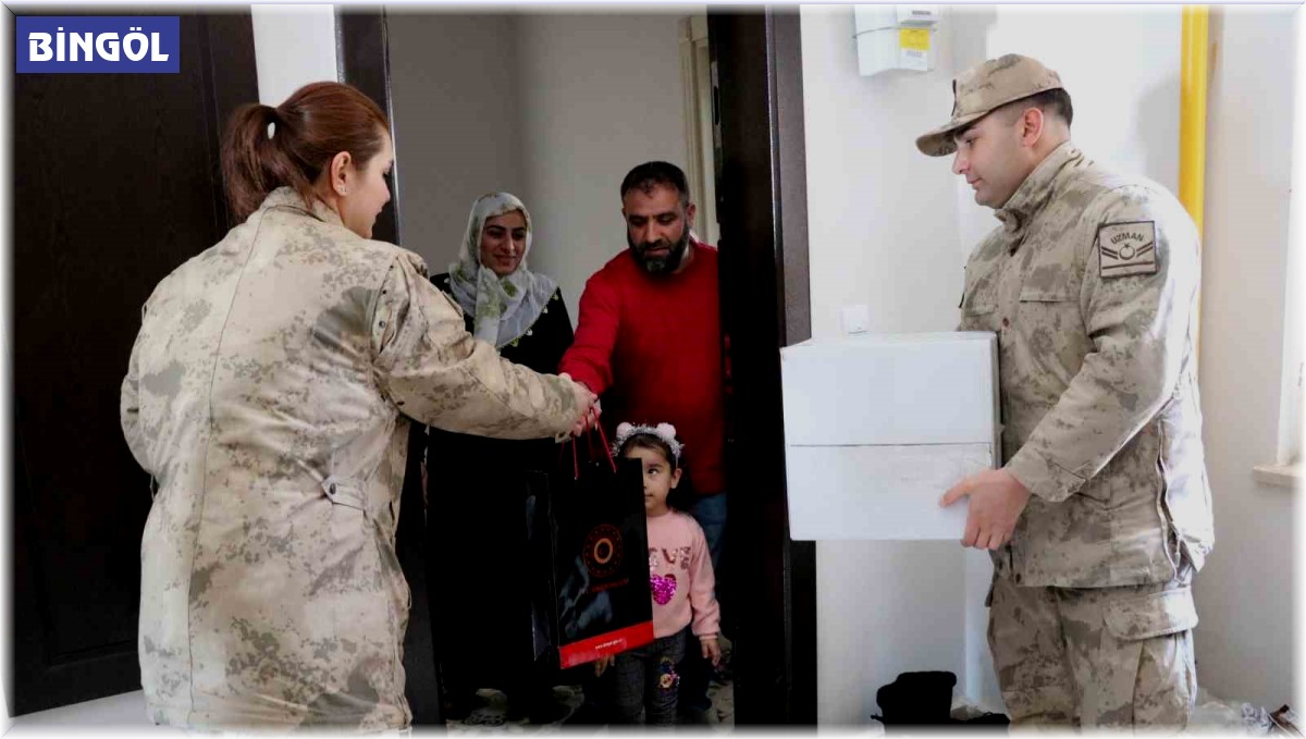 Jandarma ekipleri depremzede vatandaşlarla bir araya geldi