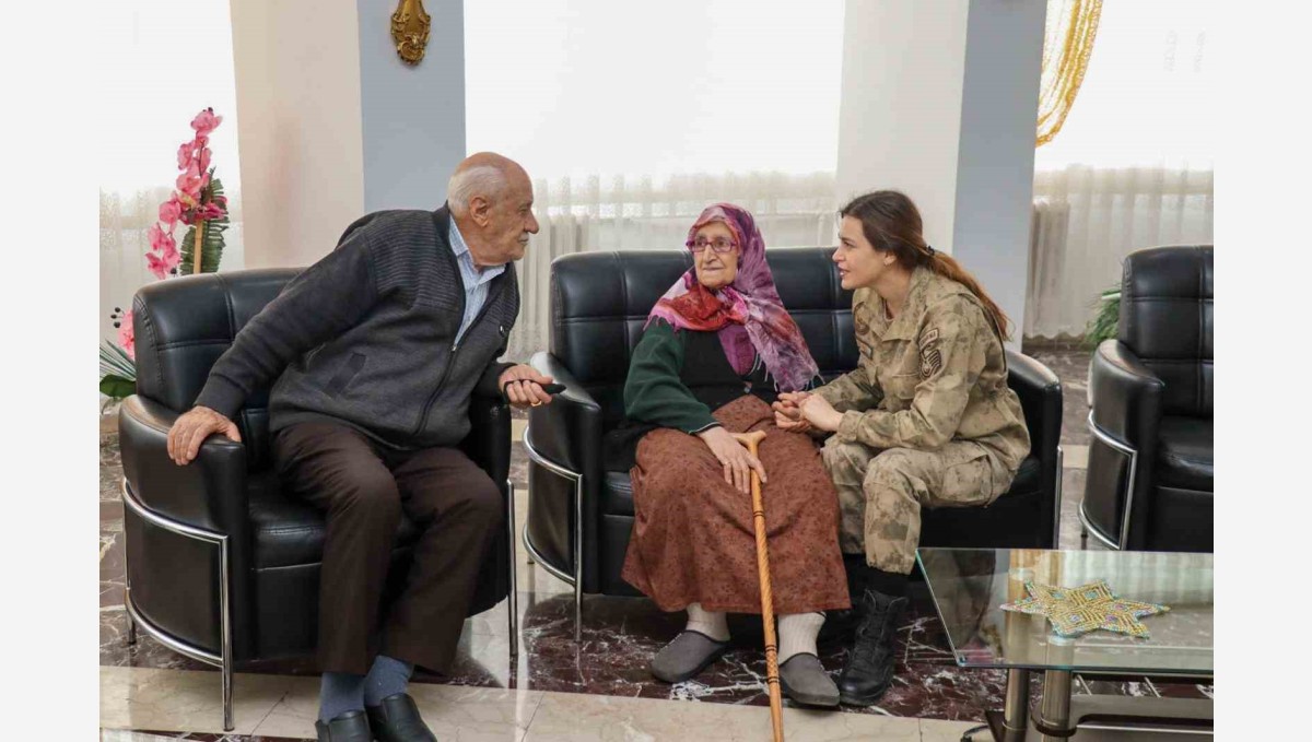 Jandarma ekipleri huzurevi sakinleriyle bir araya geldi