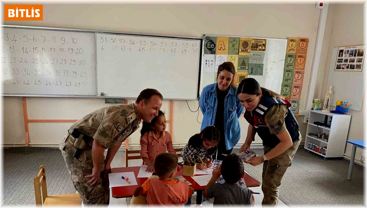 Jandarma ekipleri öğrencilerin okul heyecanına ortak oldu