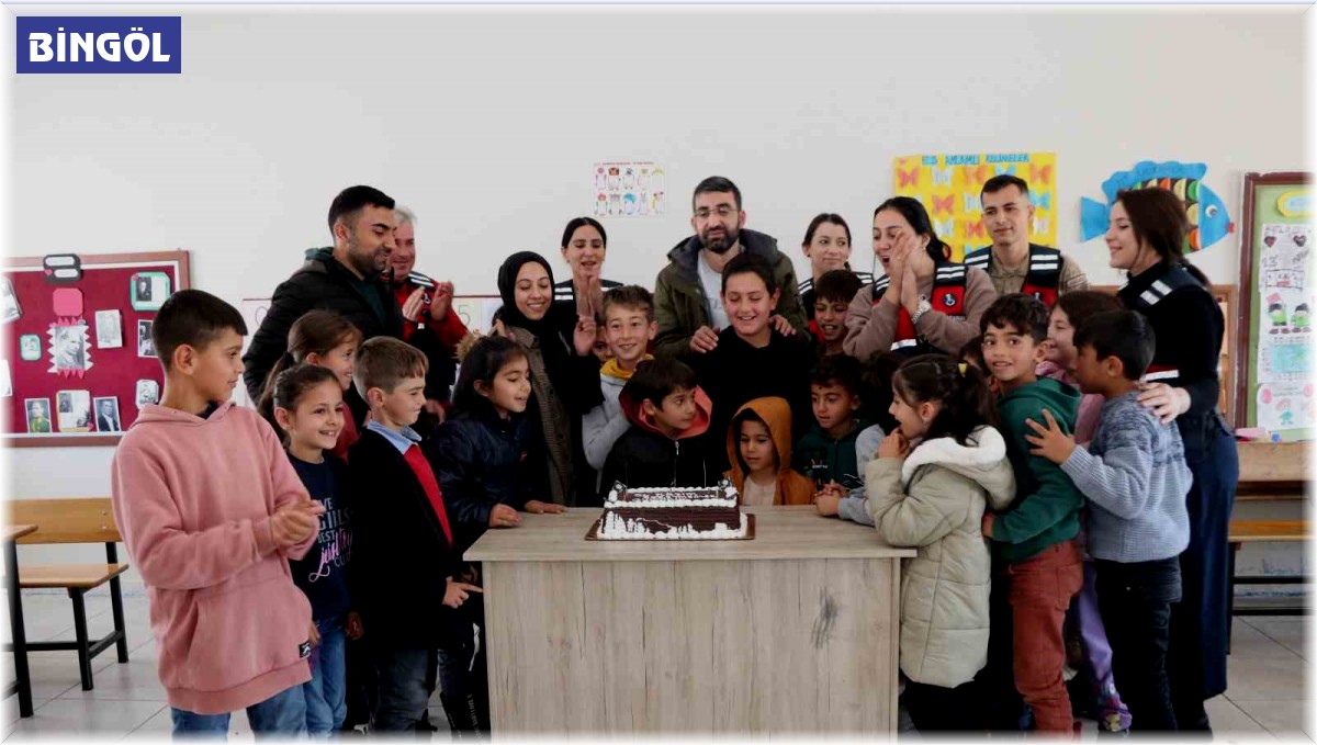 Jandarma ekipleri öğretmenlerle pasta kesti