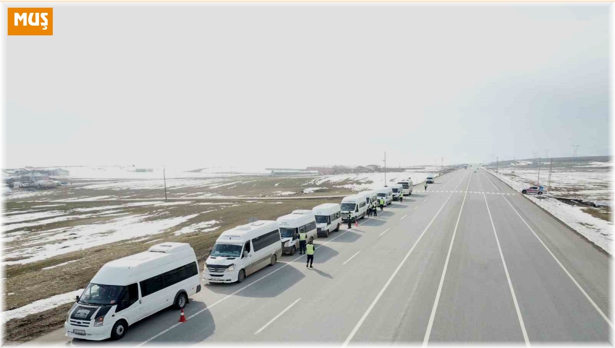 Jandarma ekipleri okul servis araçlarını denetledi